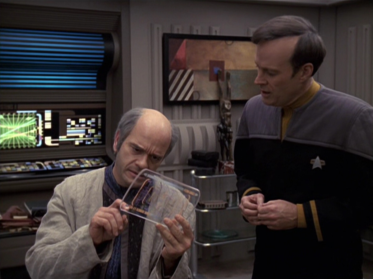 extant_StarTrek_VOY_6x24-LifeLine_02900.jpg