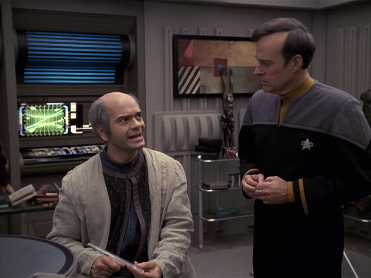 extant_StarTrek_VOY_6x24-LifeLine_02904.jpg