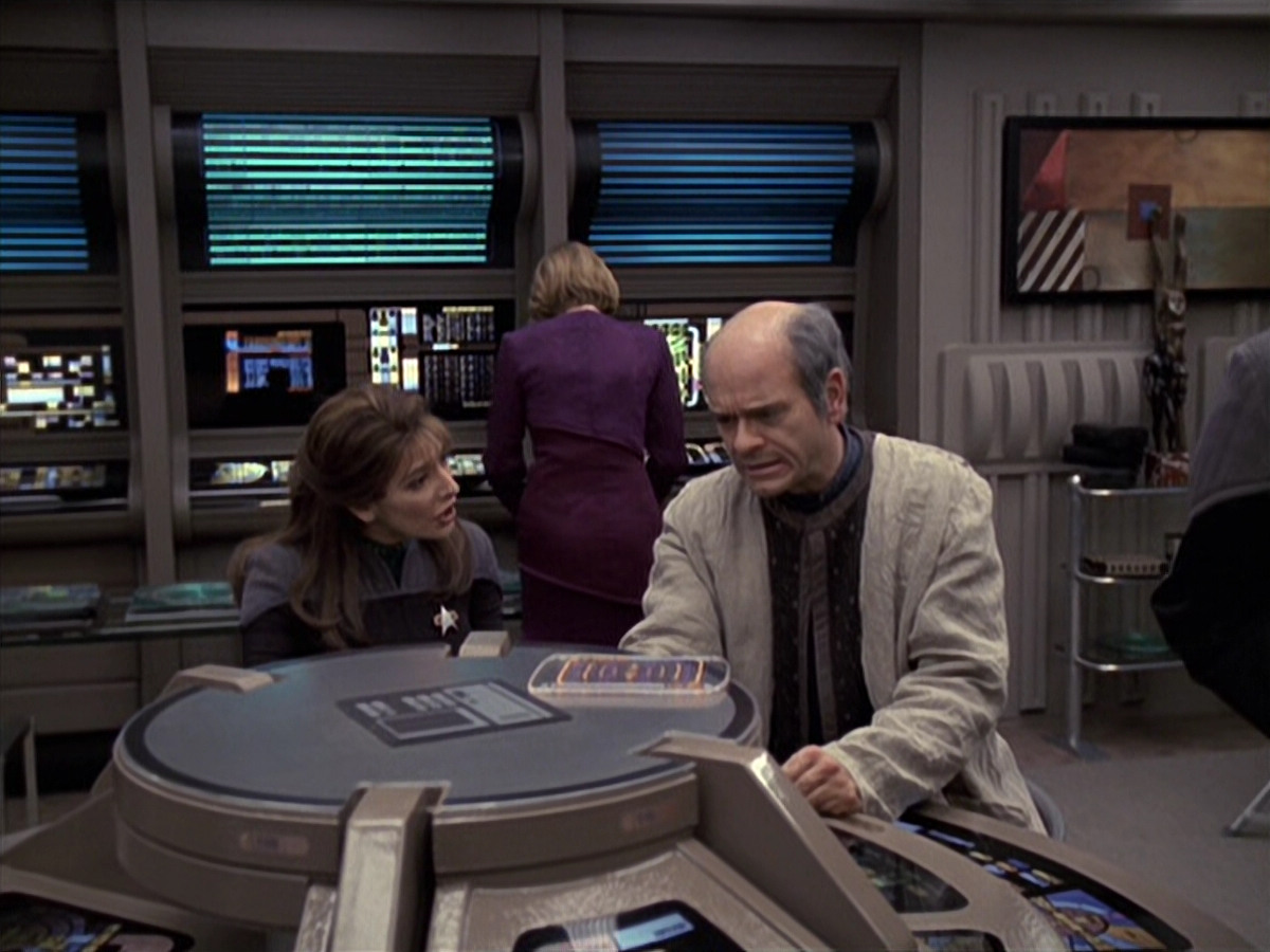 extant_StarTrek_VOY_6x24-LifeLine_02910.jpg
