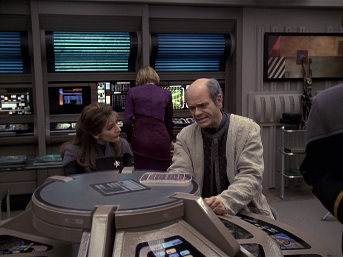 extant_StarTrek_VOY_6x24-LifeLine_02911.jpg