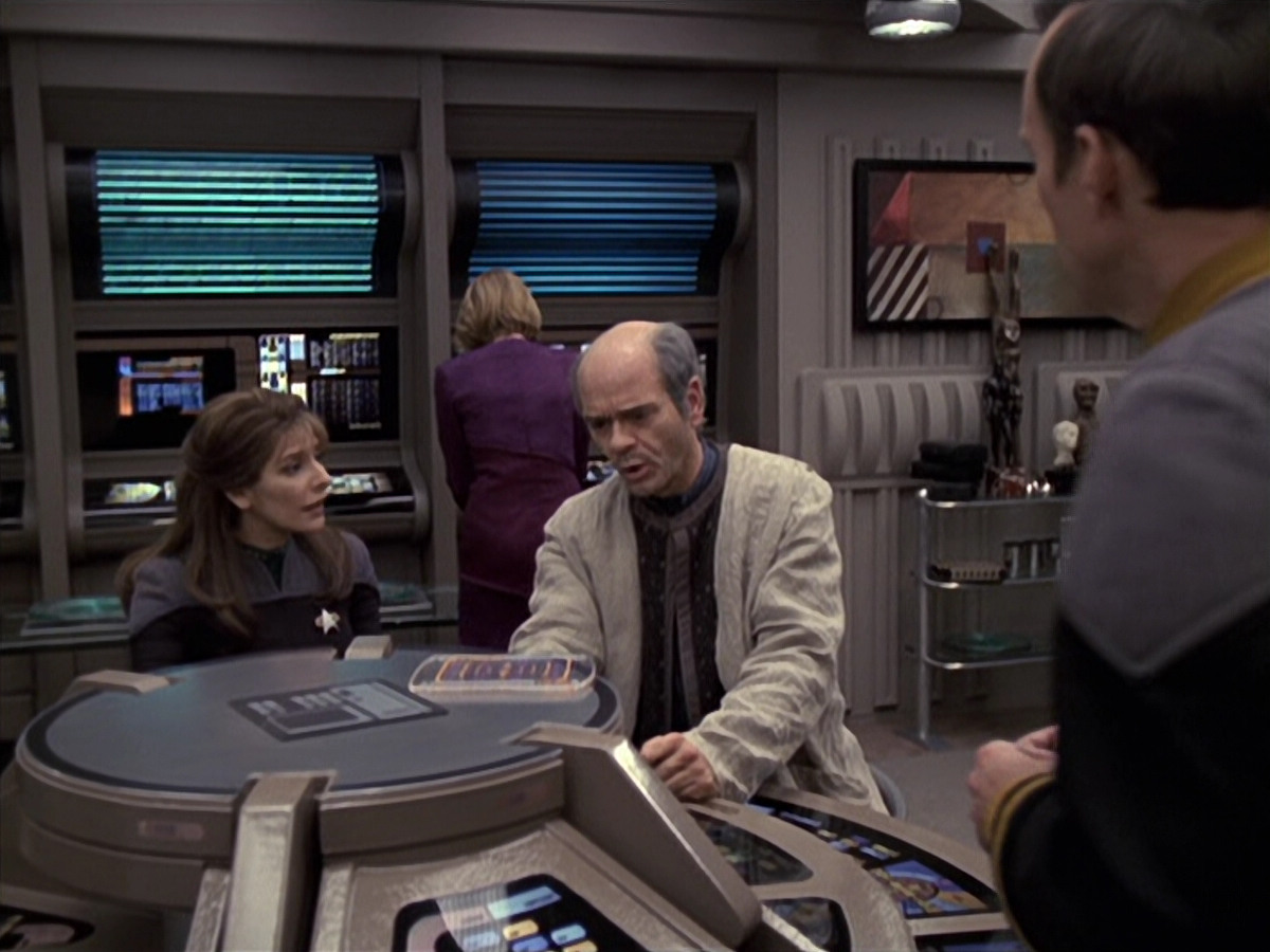 extant_StarTrek_VOY_6x24-LifeLine_02913.jpg