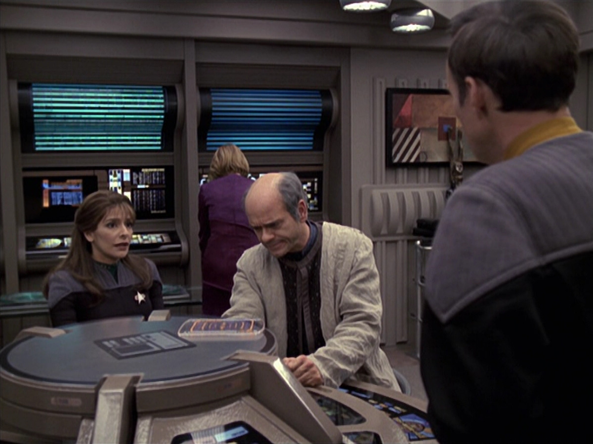 extant_StarTrek_VOY_6x24-LifeLine_02915.jpg
