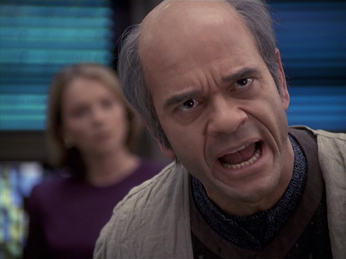 extant_StarTrek_VOY_6x24-LifeLine_02925.jpg