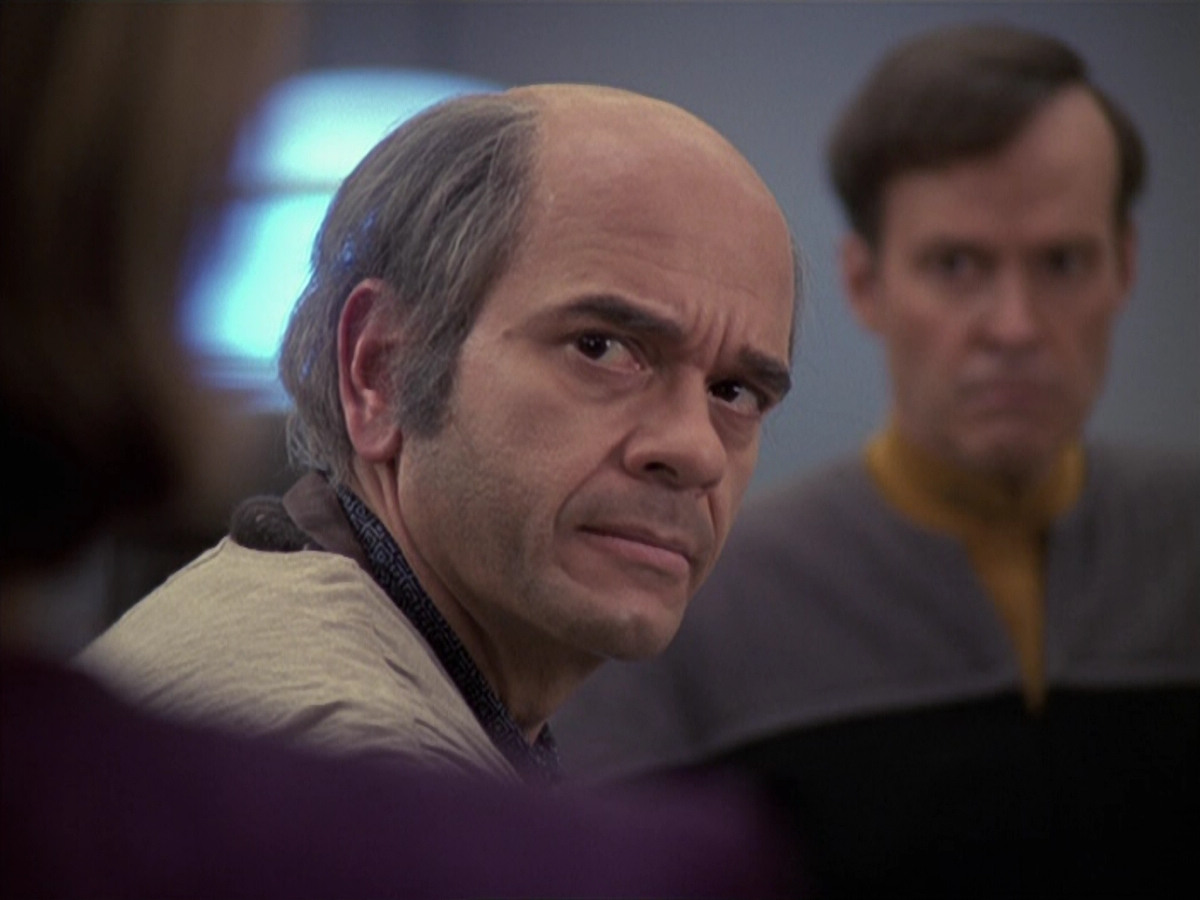 extant_StarTrek_VOY_6x24-LifeLine_02935.jpg