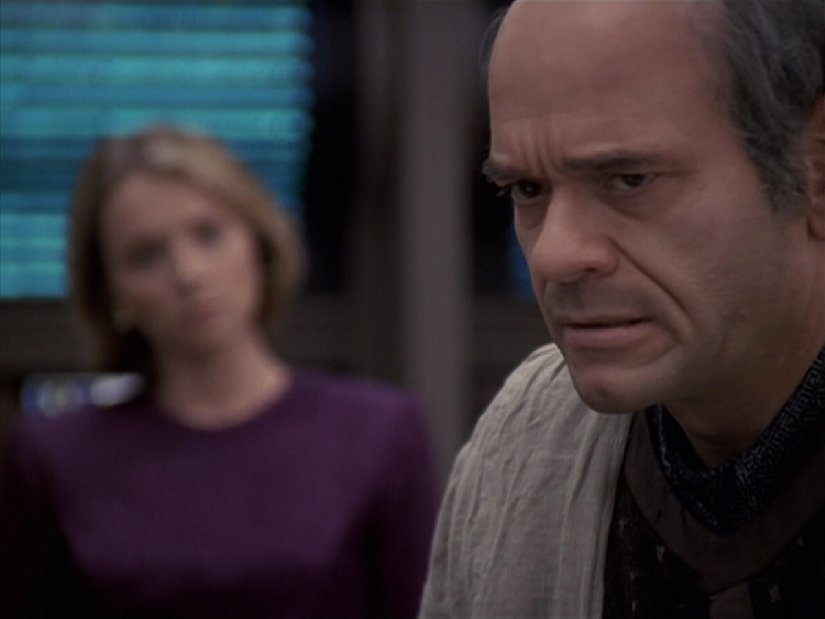 extant_StarTrek_VOY_6x24-LifeLine_02939.jpg