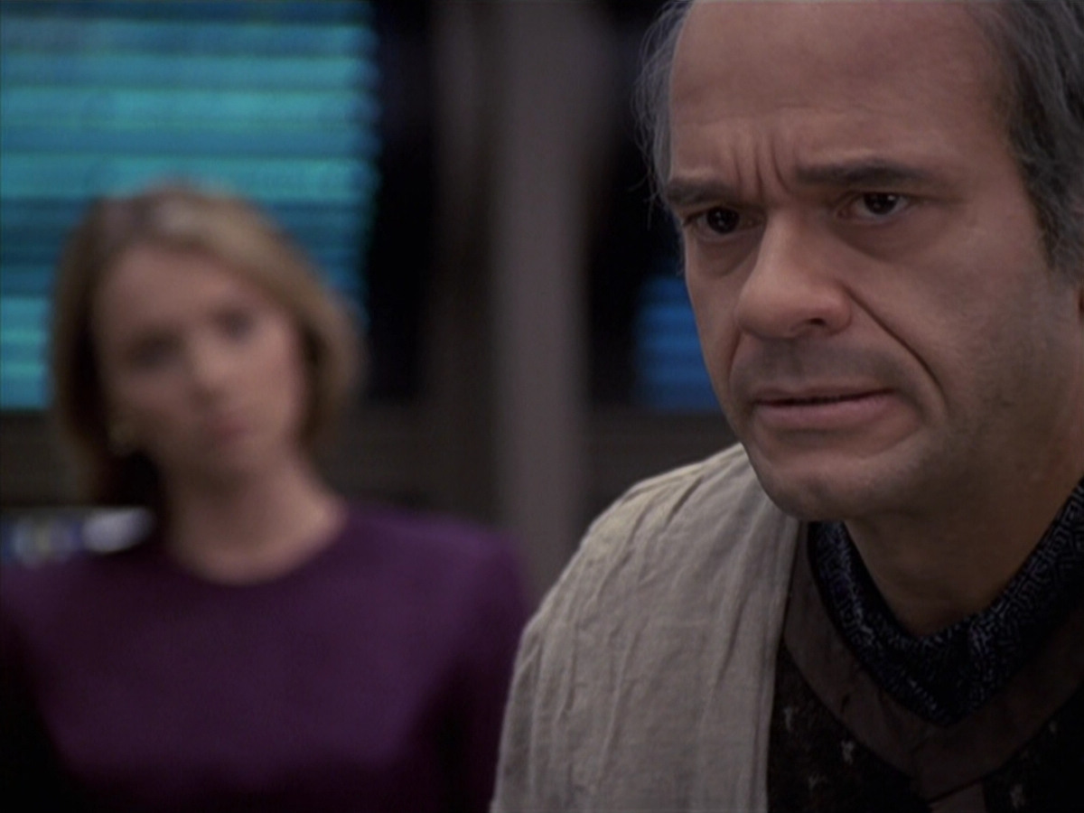 extant_StarTrek_VOY_6x24-LifeLine_02940.jpg