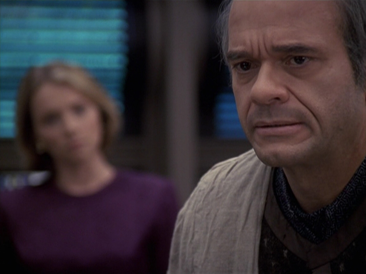 extant_StarTrek_VOY_6x24-LifeLine_02941.jpg