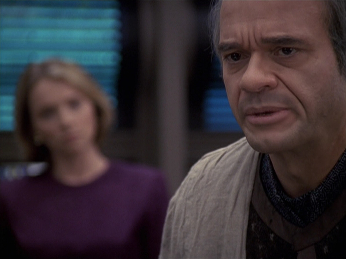 extant_StarTrek_VOY_6x24-LifeLine_02942.jpg
