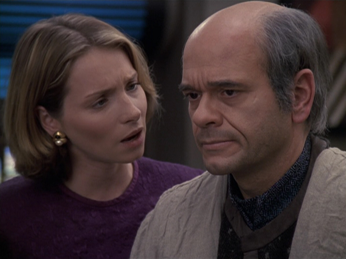 extant_StarTrek_VOY_6x24-LifeLine_02985.jpg