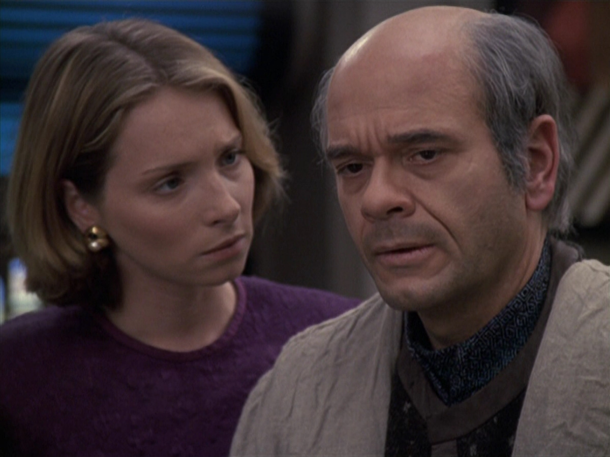 extant_StarTrek_VOY_6x24-LifeLine_03001.jpg