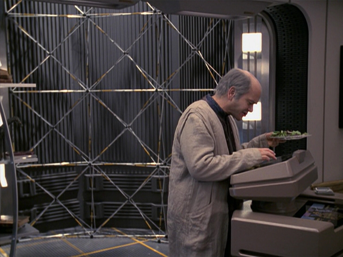 extant_StarTrek_VOY_6x24-LifeLine_03018.jpg