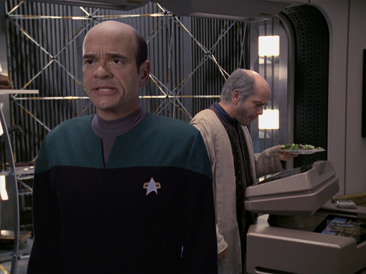 extant_StarTrek_VOY_6x24-LifeLine_03022.jpg