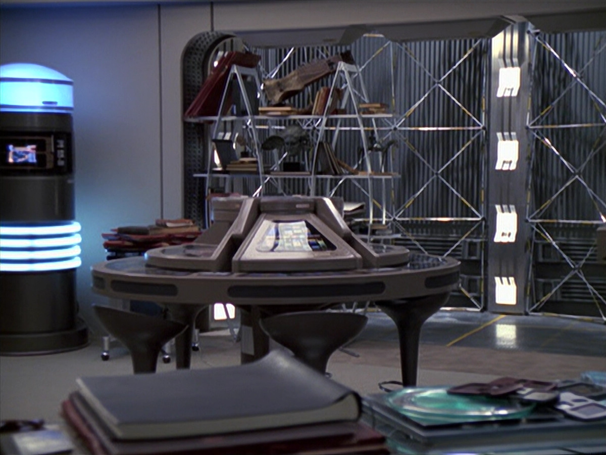 extant_StarTrek_VOY_6x24-LifeLine_03103.jpg