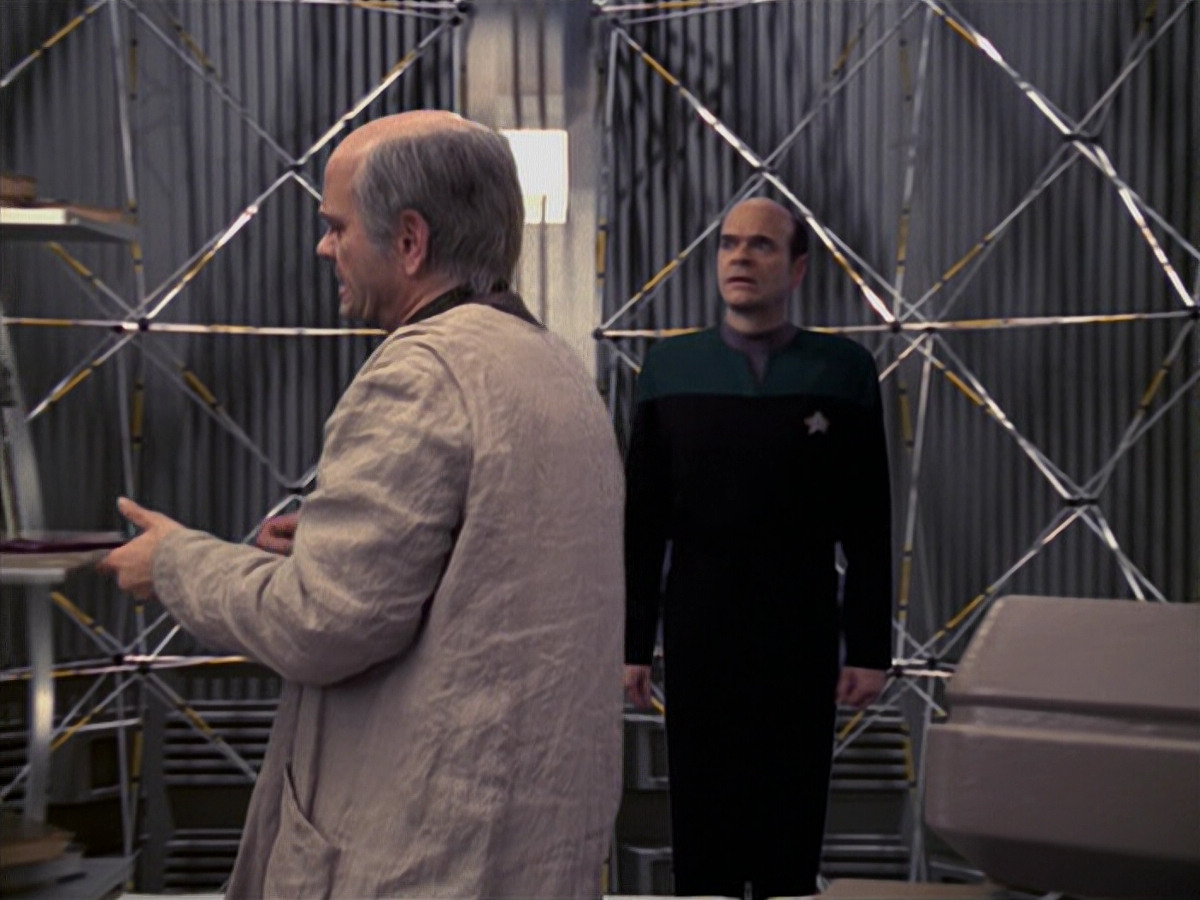 extant_StarTrek_VOY_6x24-LifeLine_03119.jpg
