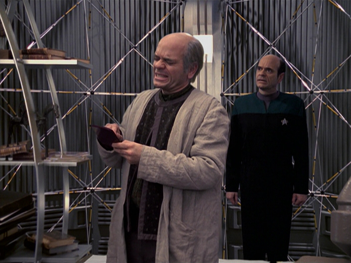 extant_StarTrek_VOY_6x24-LifeLine_03122.jpg