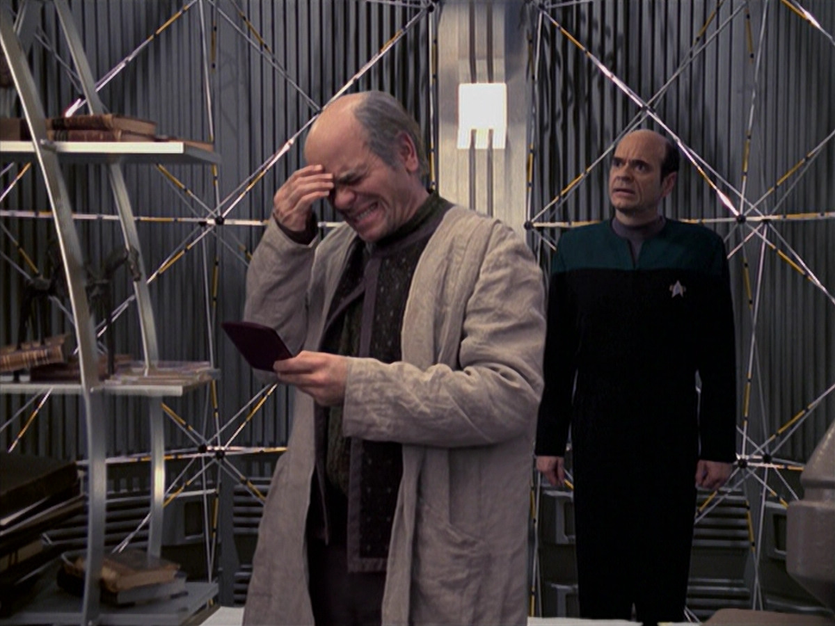 extant_StarTrek_VOY_6x24-LifeLine_03123.jpg