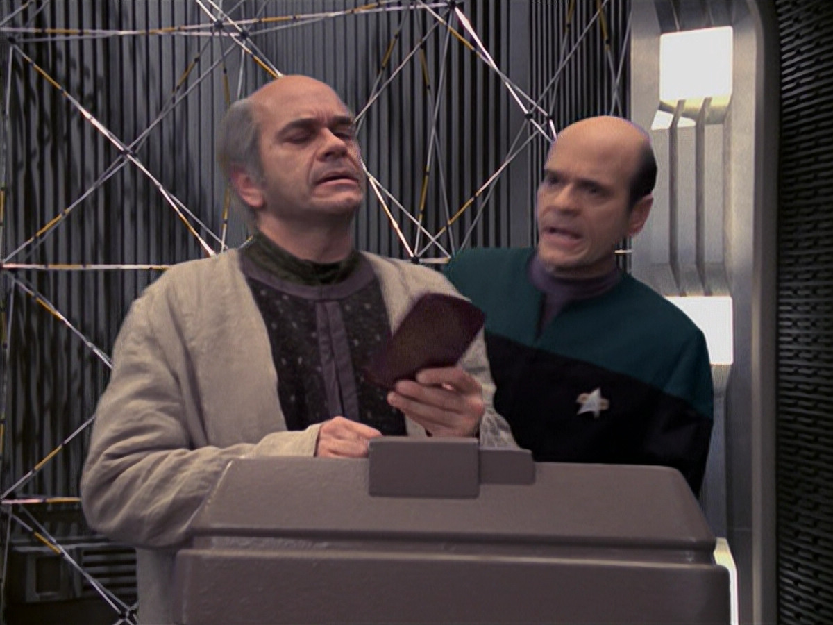 extant_StarTrek_VOY_6x24-LifeLine_03134.jpg