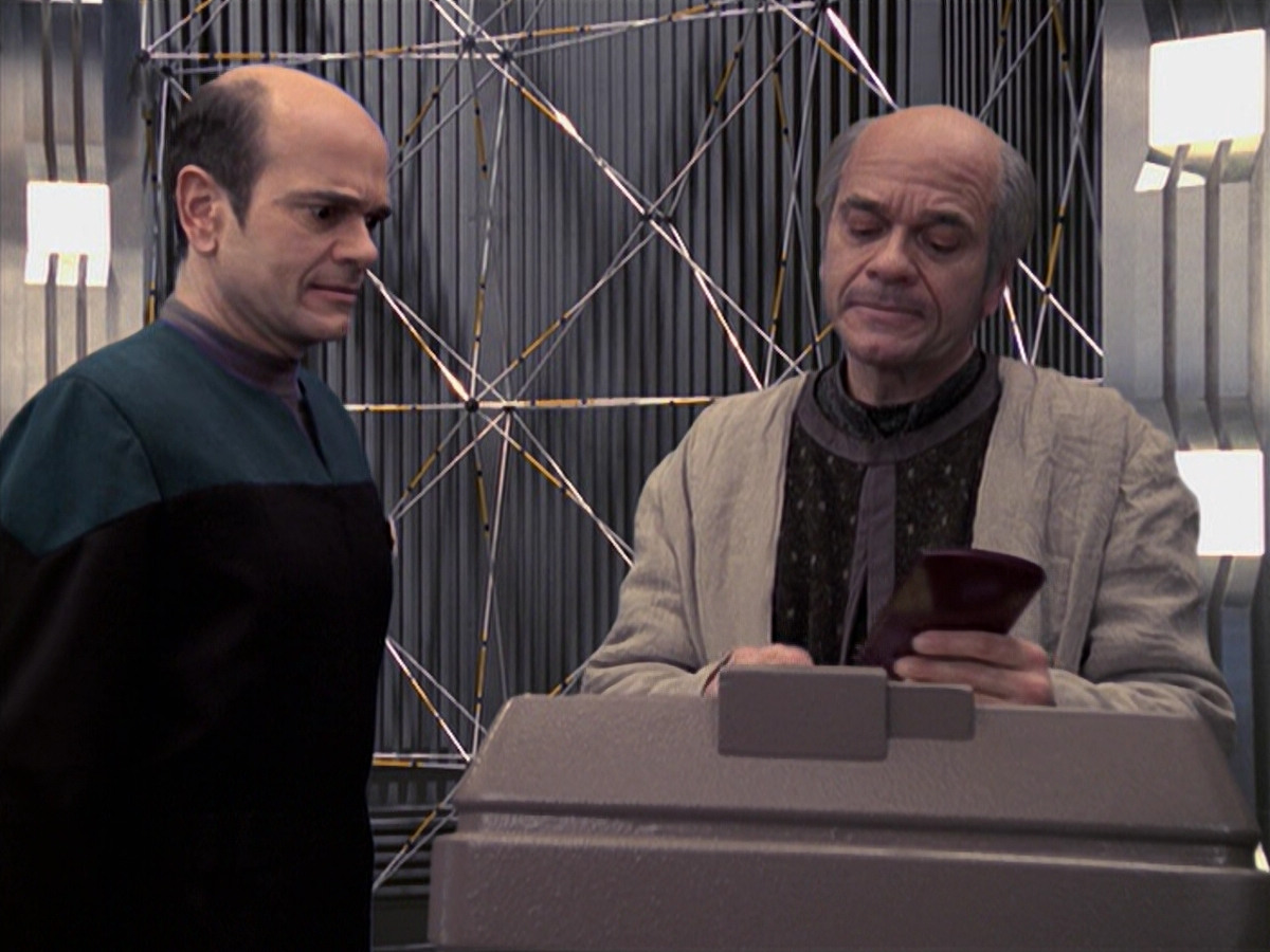 extant_StarTrek_VOY_6x24-LifeLine_03151.jpg