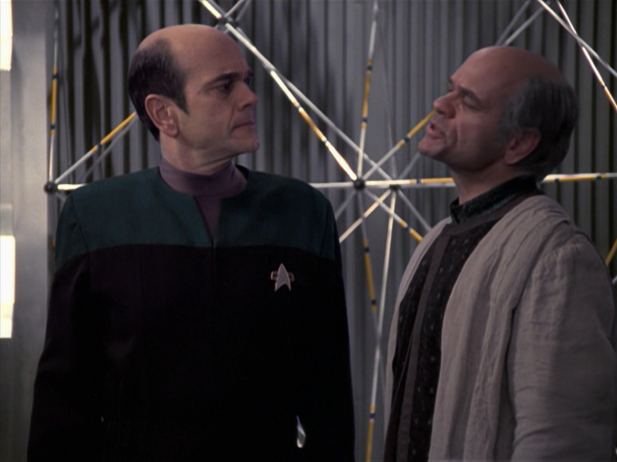 extant_StarTrek_VOY_6x24-LifeLine_03190.jpg