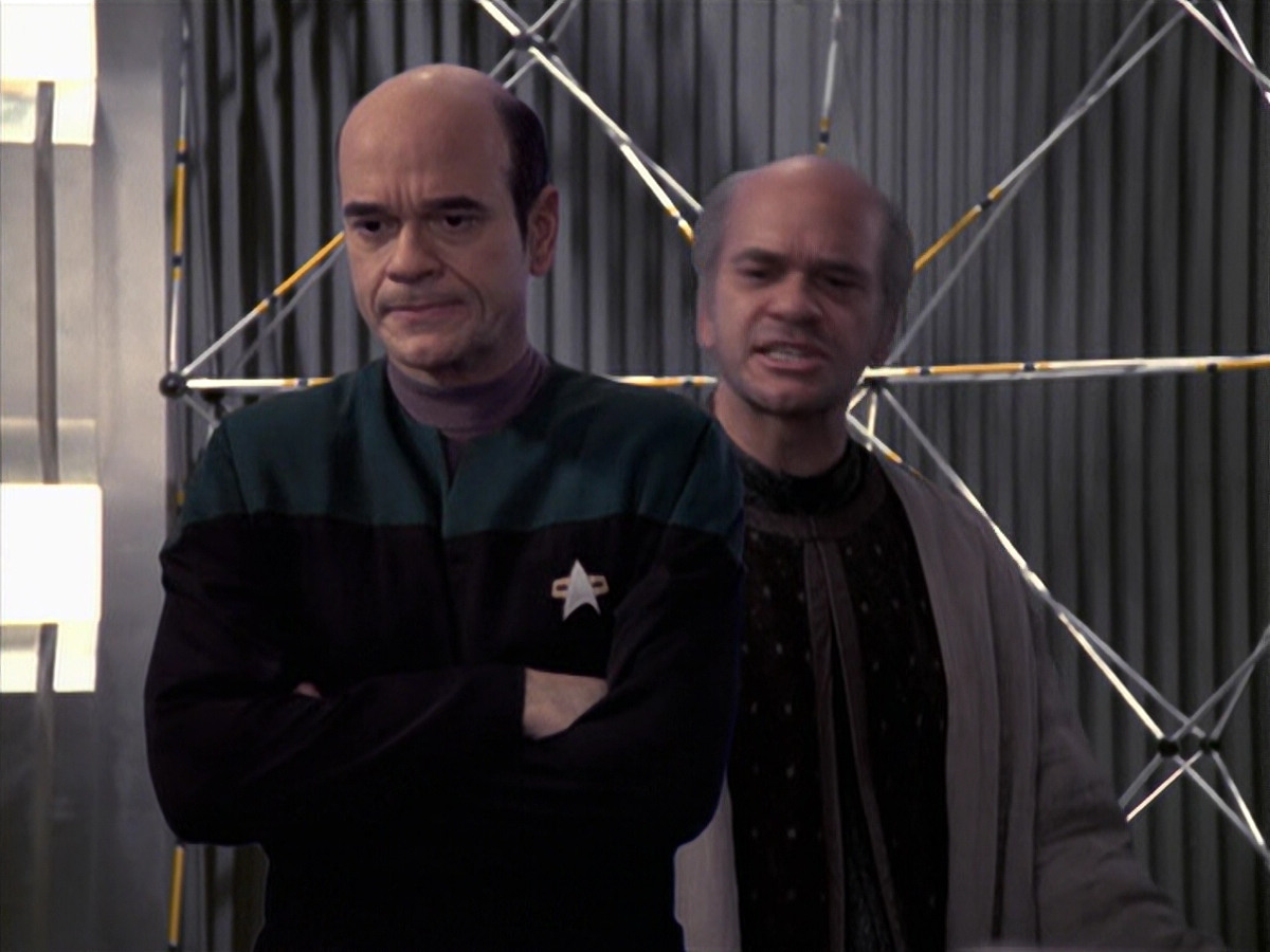 extant_StarTrek_VOY_6x24-LifeLine_03217.jpg