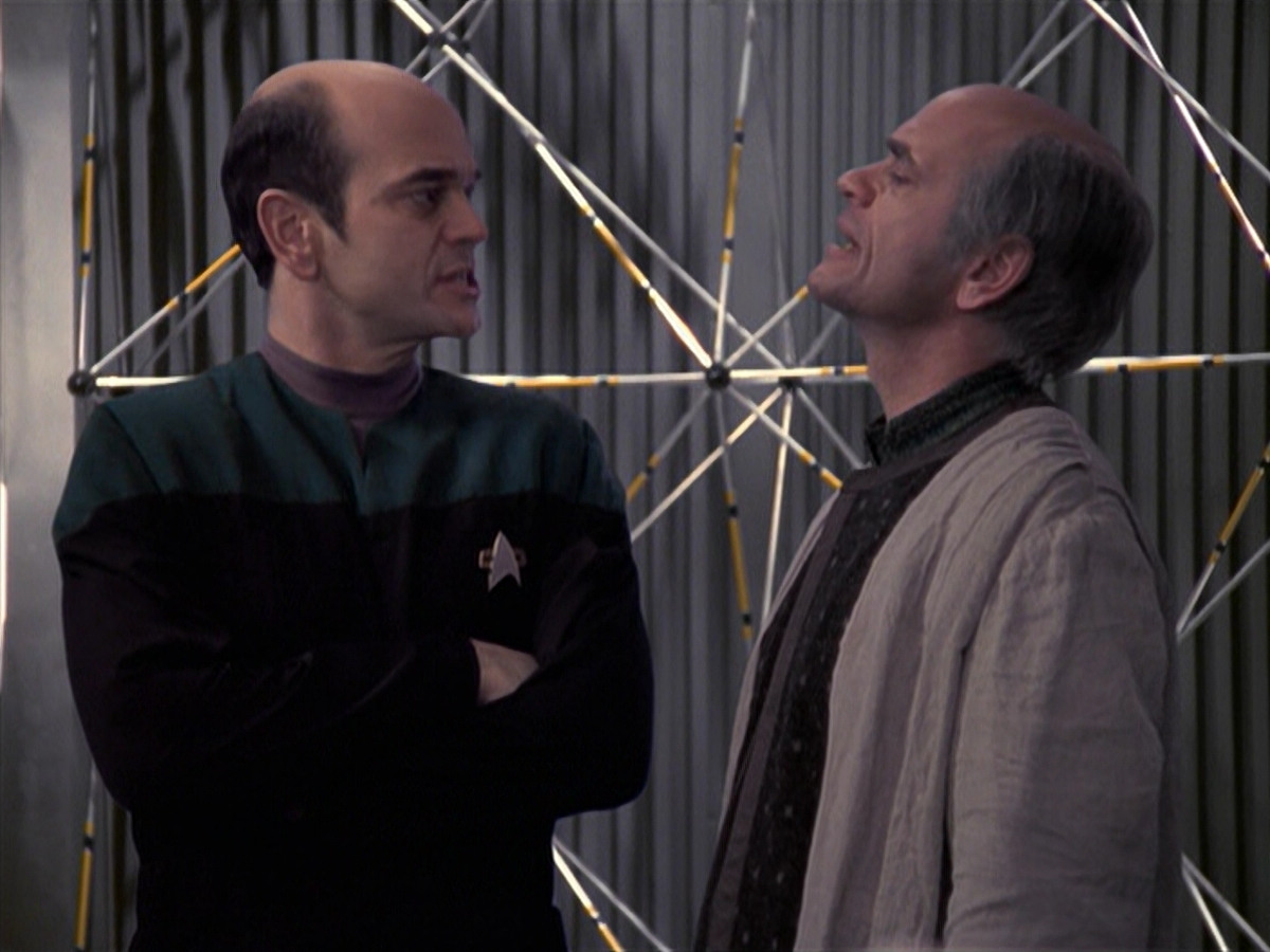 extant_StarTrek_VOY_6x24-LifeLine_03221.jpg