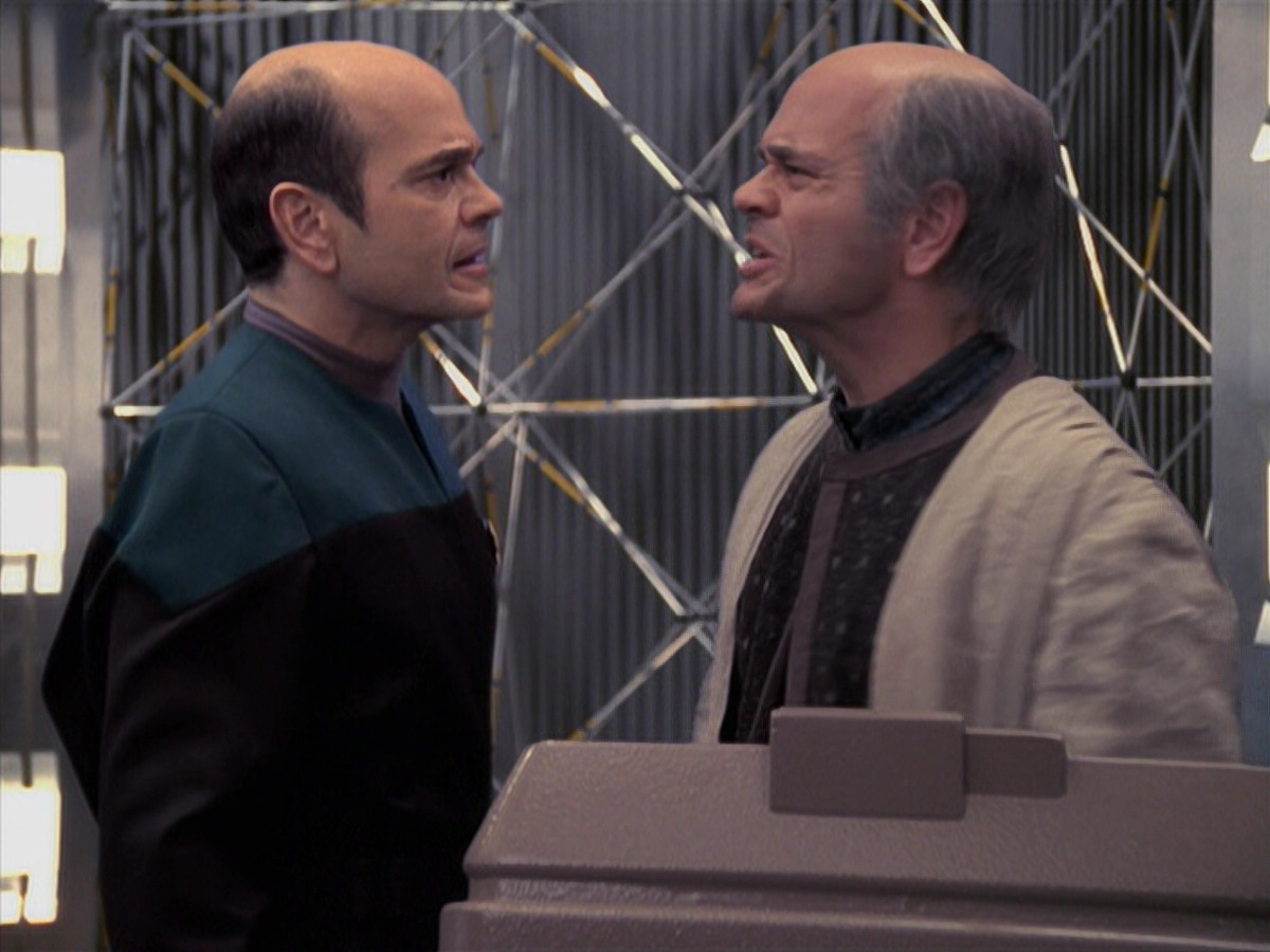 extant_StarTrek_VOY_6x24-LifeLine_03236.jpg