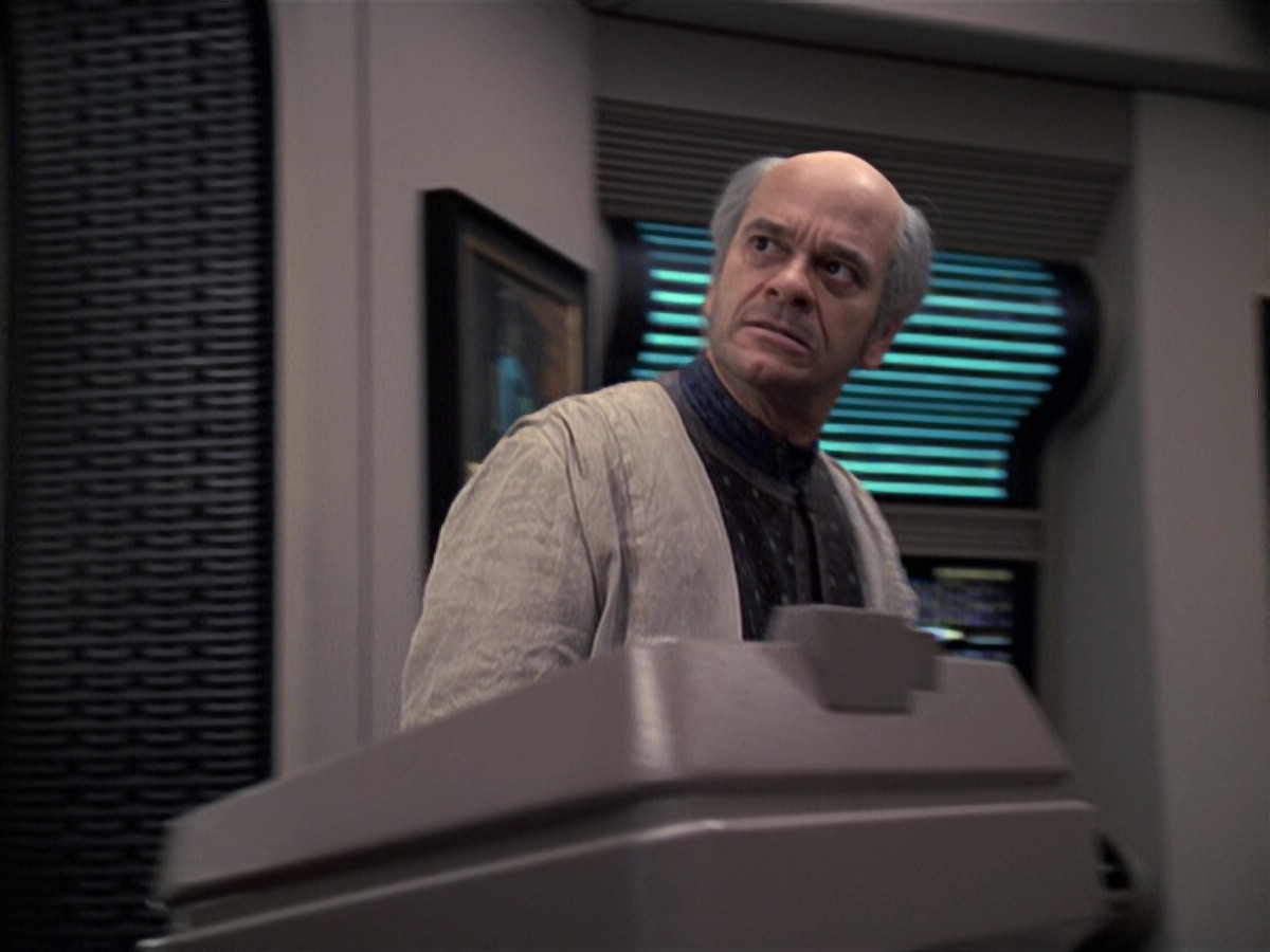 extant_StarTrek_VOY_6x24-LifeLine_03249.jpg