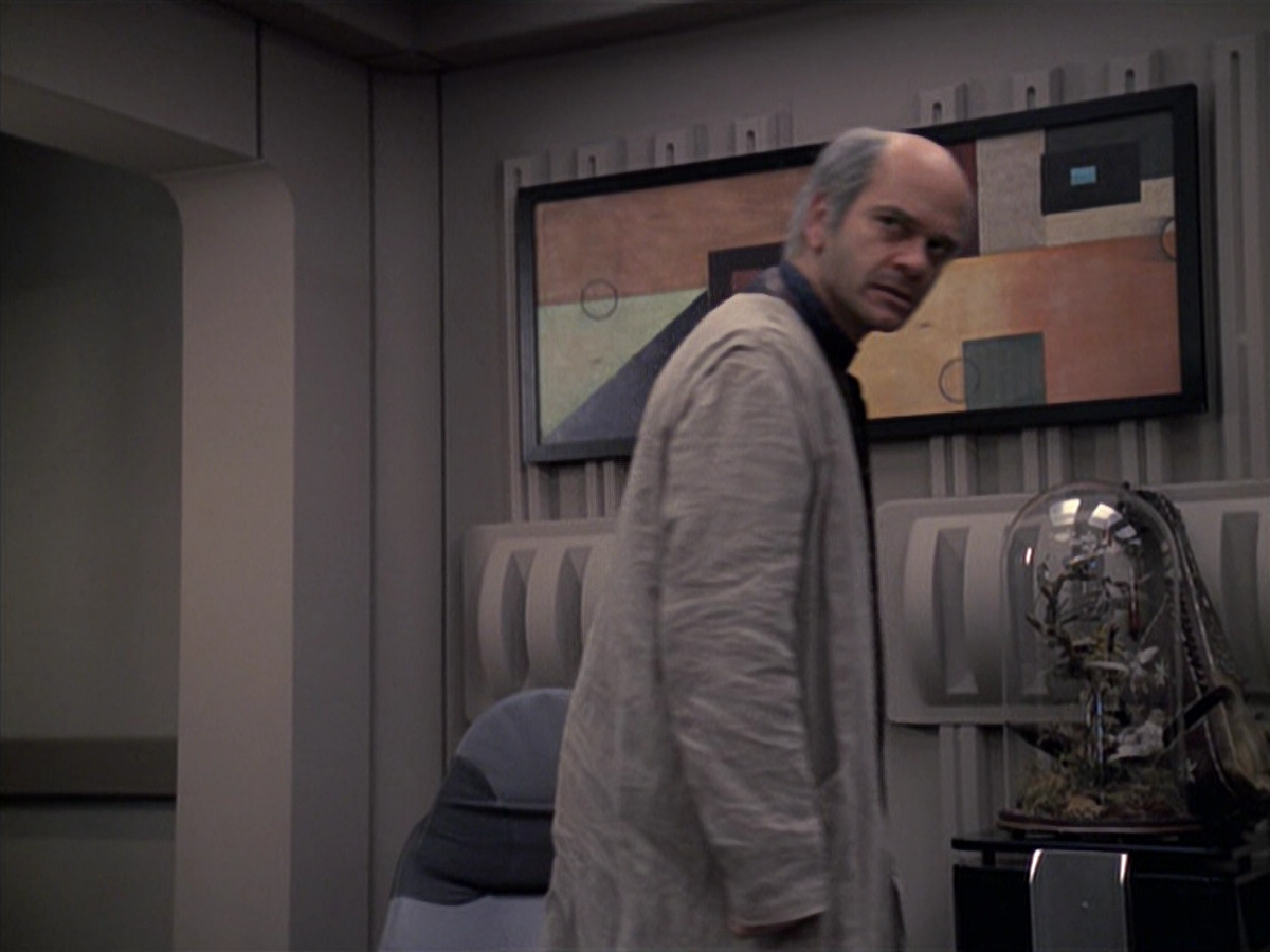 extant_StarTrek_VOY_6x24-LifeLine_03255.jpg
