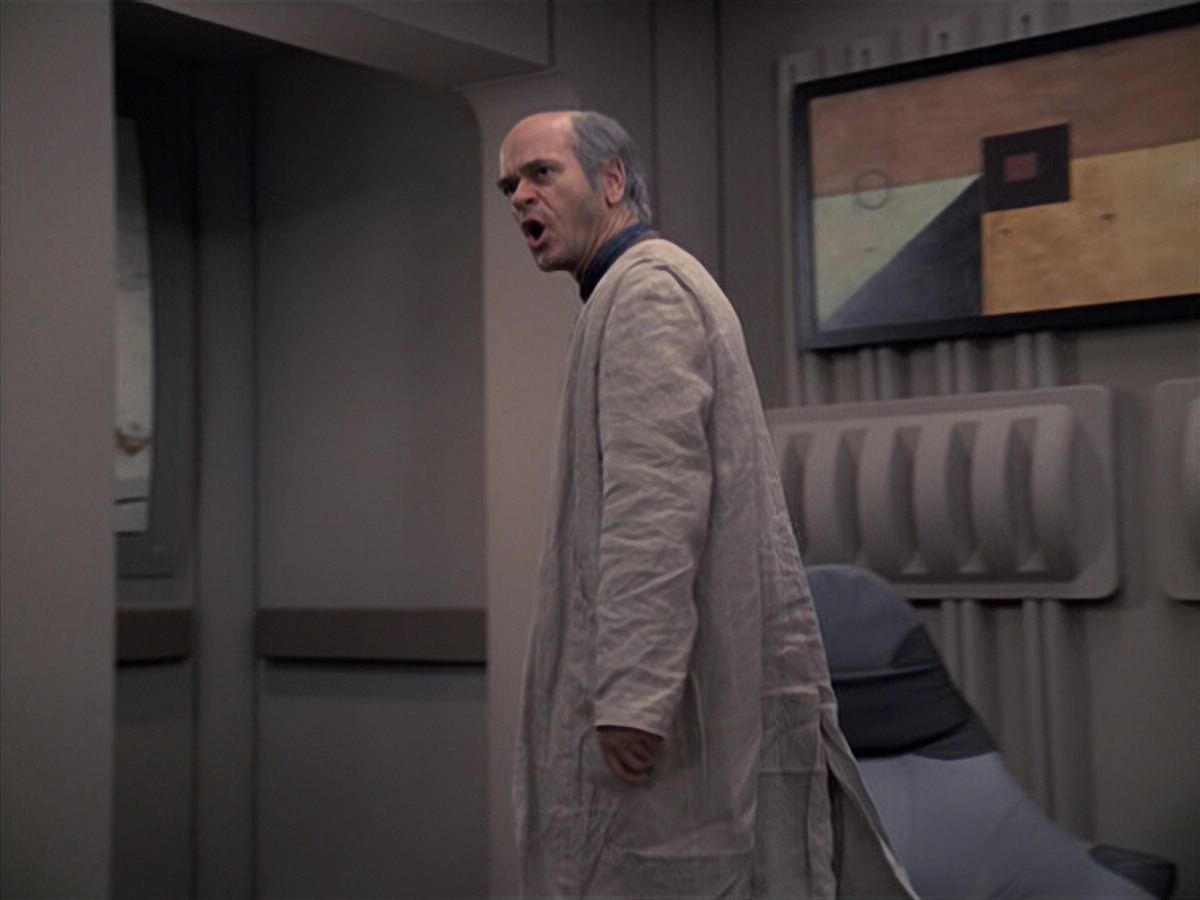 extant_StarTrek_VOY_6x24-LifeLine_03262.jpg