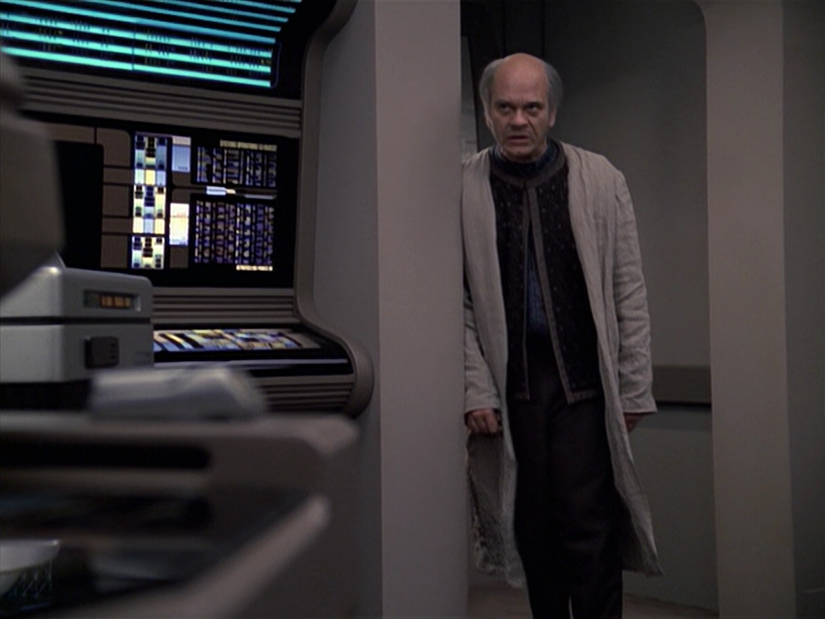 extant_StarTrek_VOY_6x24-LifeLine_03266.jpg