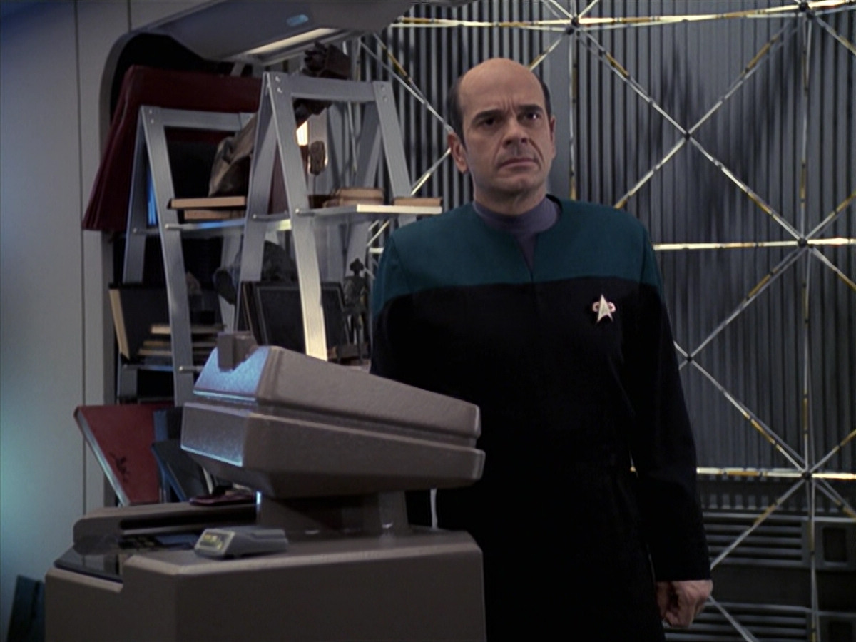 extant_StarTrek_VOY_6x24-LifeLine_03268.jpg