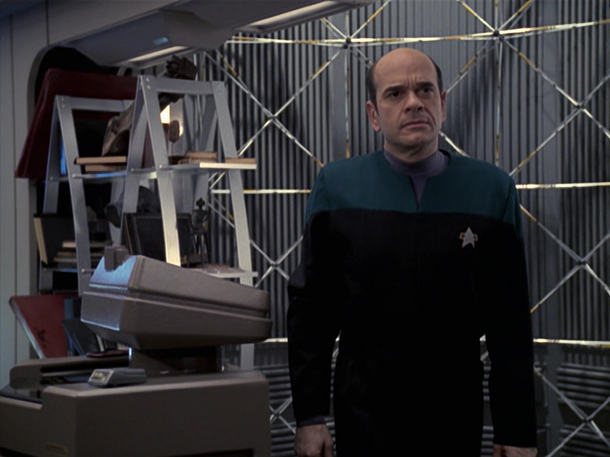 extant_StarTrek_VOY_6x24-LifeLine_03270.jpg