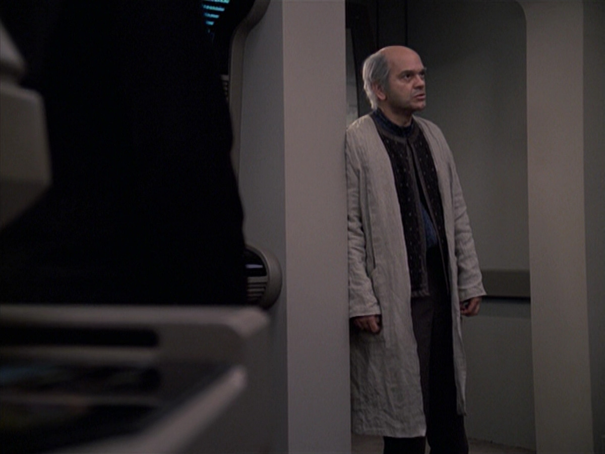extant_StarTrek_VOY_6x24-LifeLine_03277.jpg