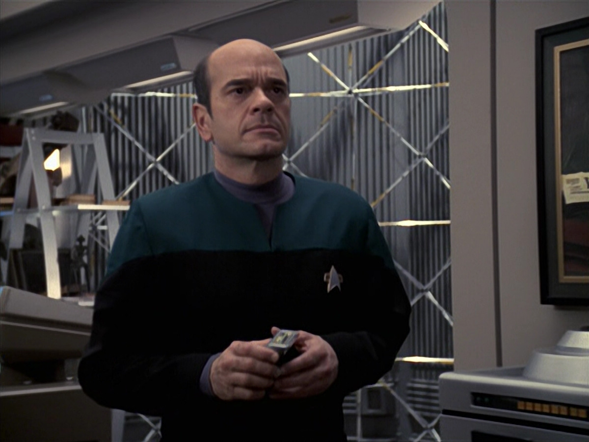 extant_StarTrek_VOY_6x24-LifeLine_03279.jpg