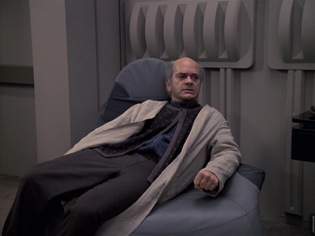 extant_StarTrek_VOY_6x24-LifeLine_03299.jpg