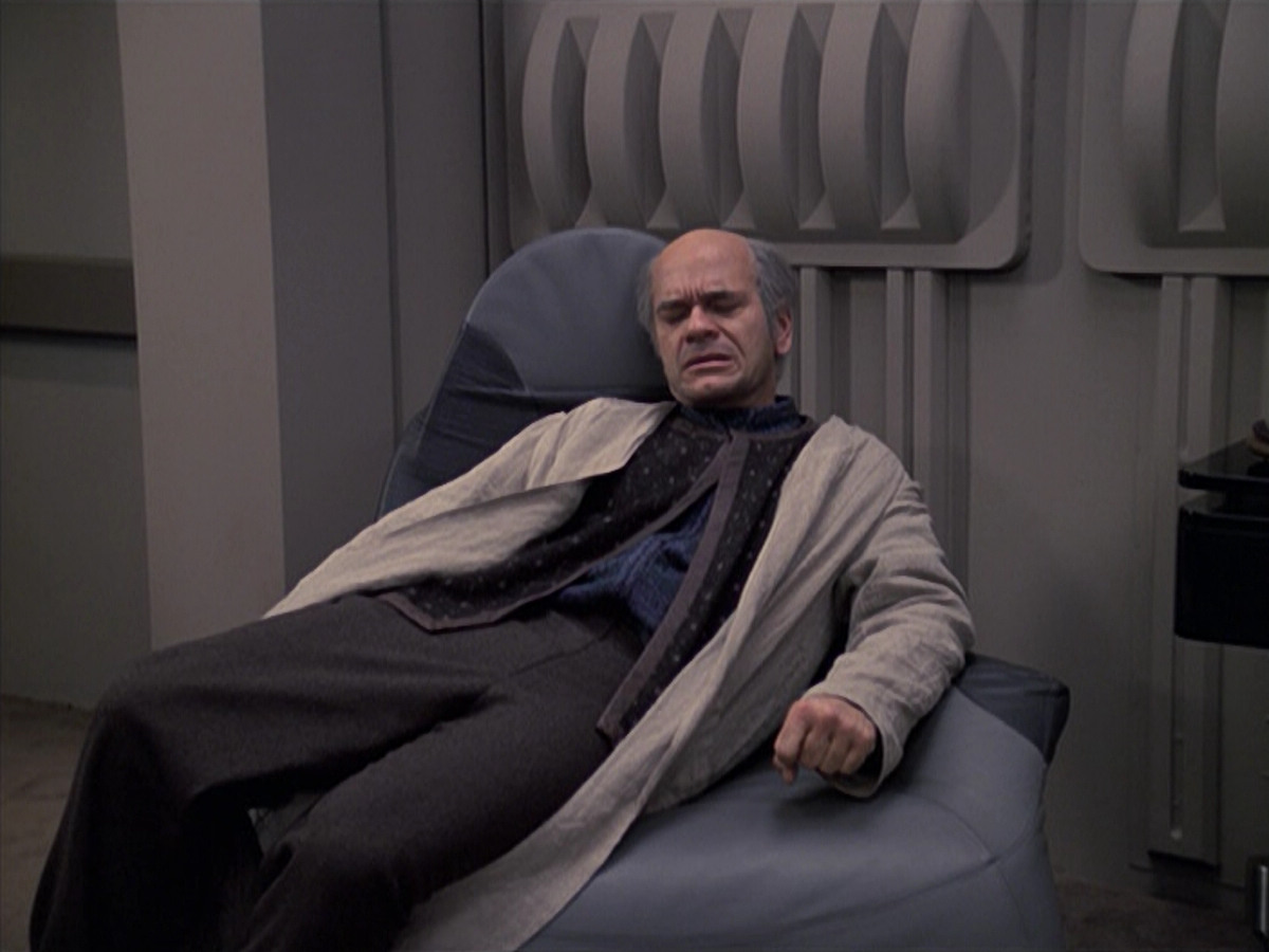extant_StarTrek_VOY_6x24-LifeLine_03305.jpg
