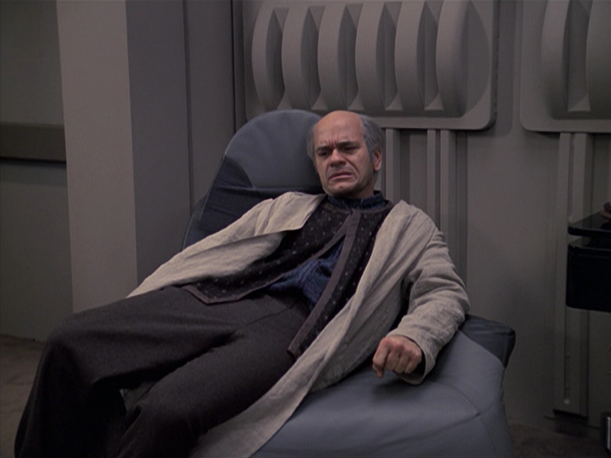 extant_StarTrek_VOY_6x24-LifeLine_03306.jpg