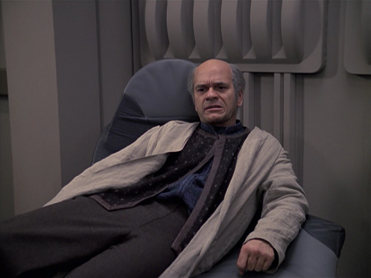 extant_StarTrek_VOY_6x24-LifeLine_03317.jpg