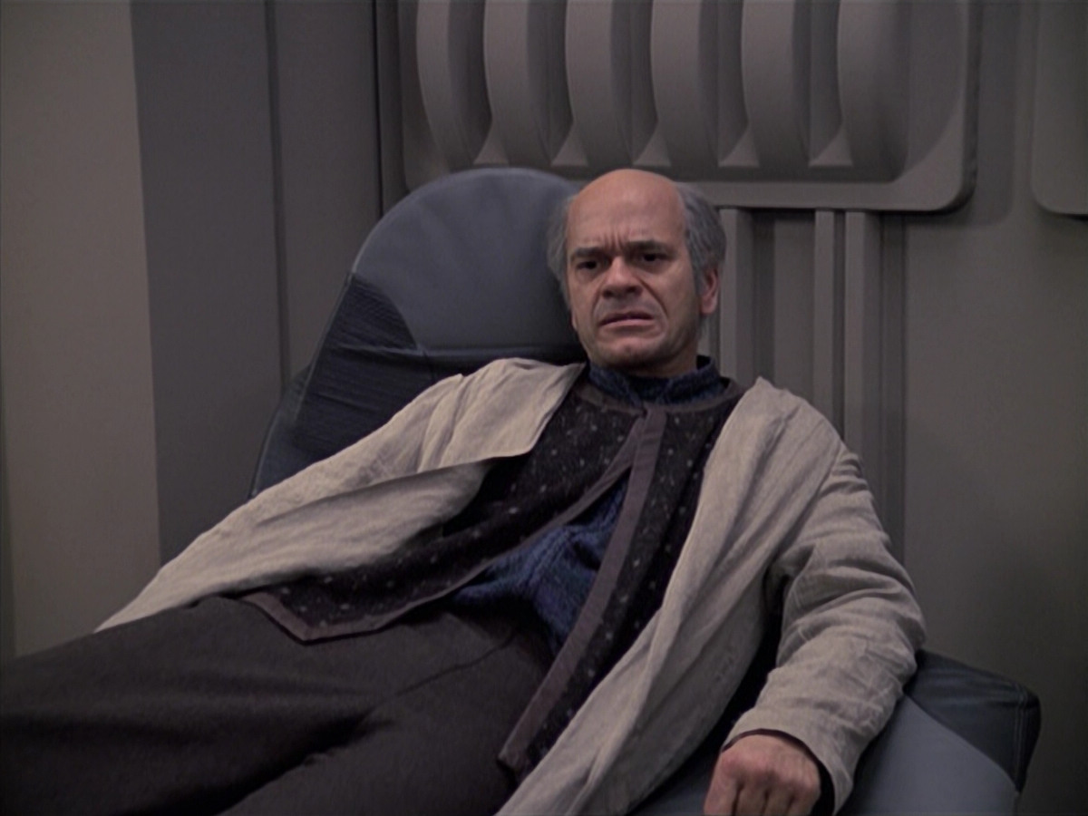 extant_StarTrek_VOY_6x24-LifeLine_03318.jpg