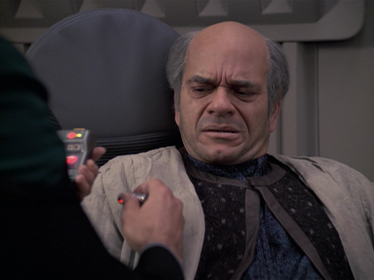 extant_StarTrek_VOY_6x24-LifeLine_03337.jpg