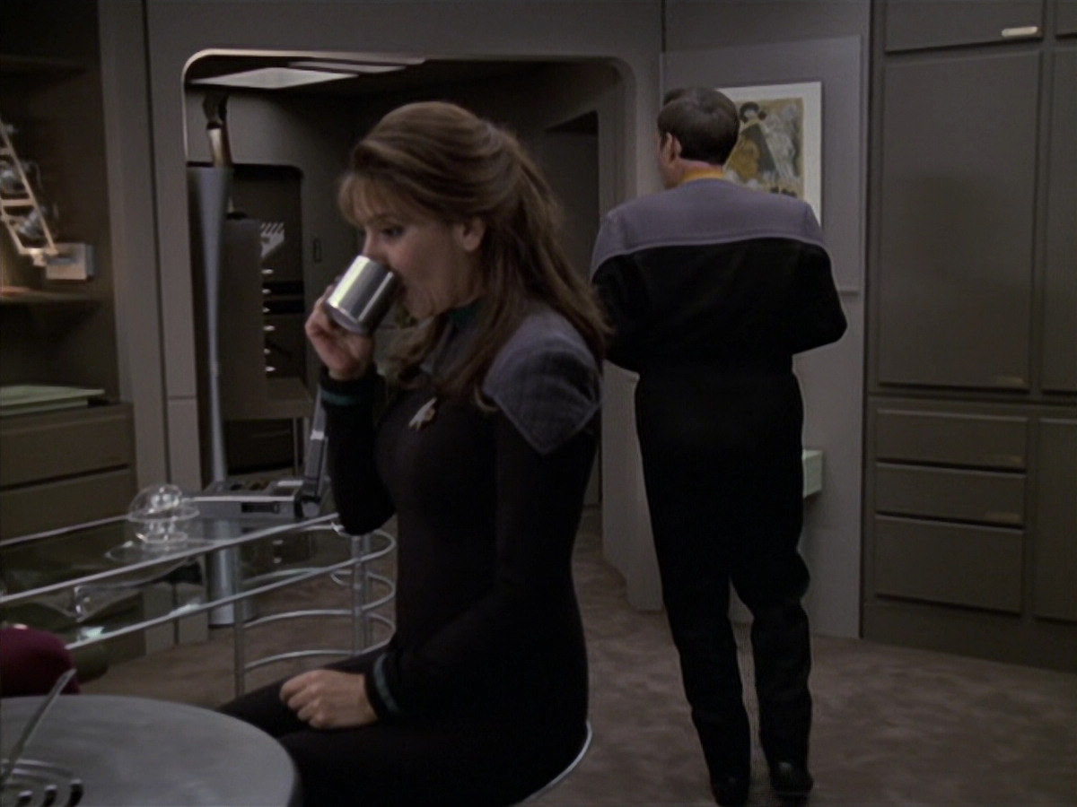 extant_StarTrek_VOY_6x24-LifeLine_03443.jpg
