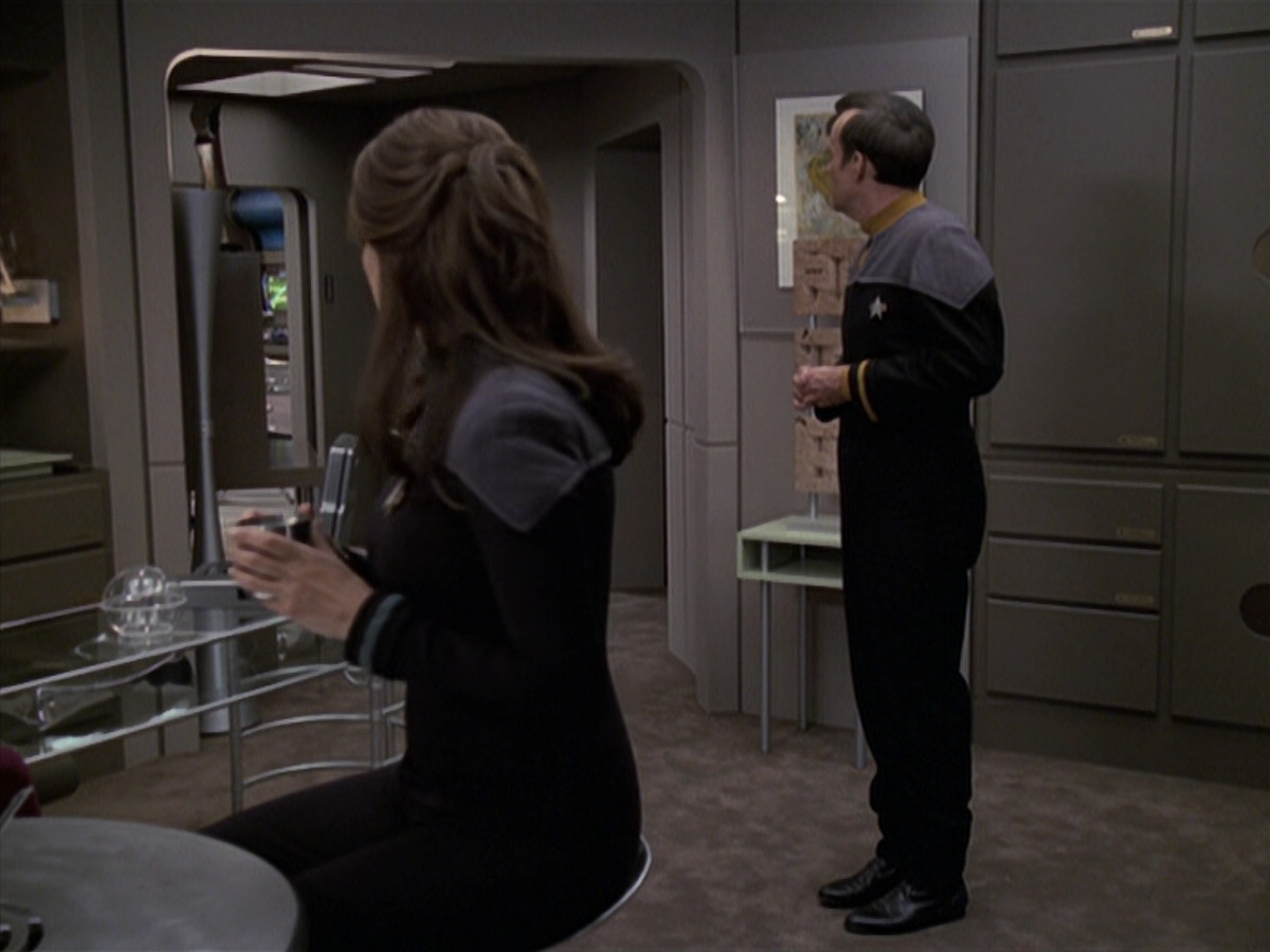 extant_StarTrek_VOY_6x24-LifeLine_03448.jpg