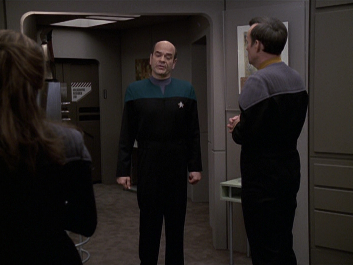 extant_StarTrek_VOY_6x24-LifeLine_03457.jpg