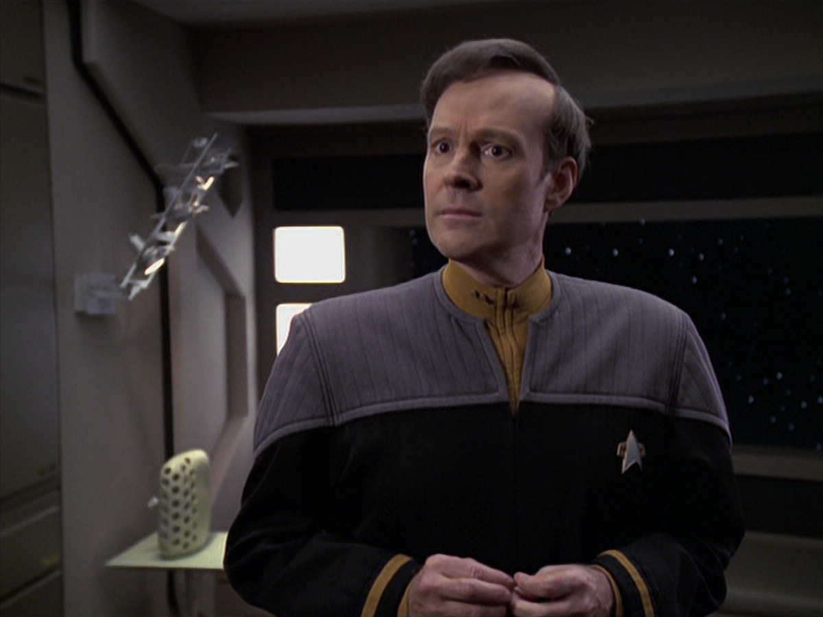 extant_StarTrek_VOY_6x24-LifeLine_03459.jpg