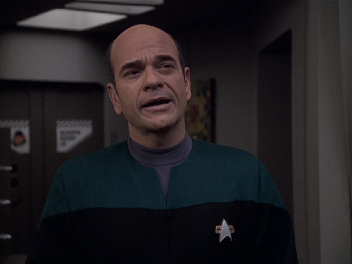 extant_StarTrek_VOY_6x24-LifeLine_03461.jpg