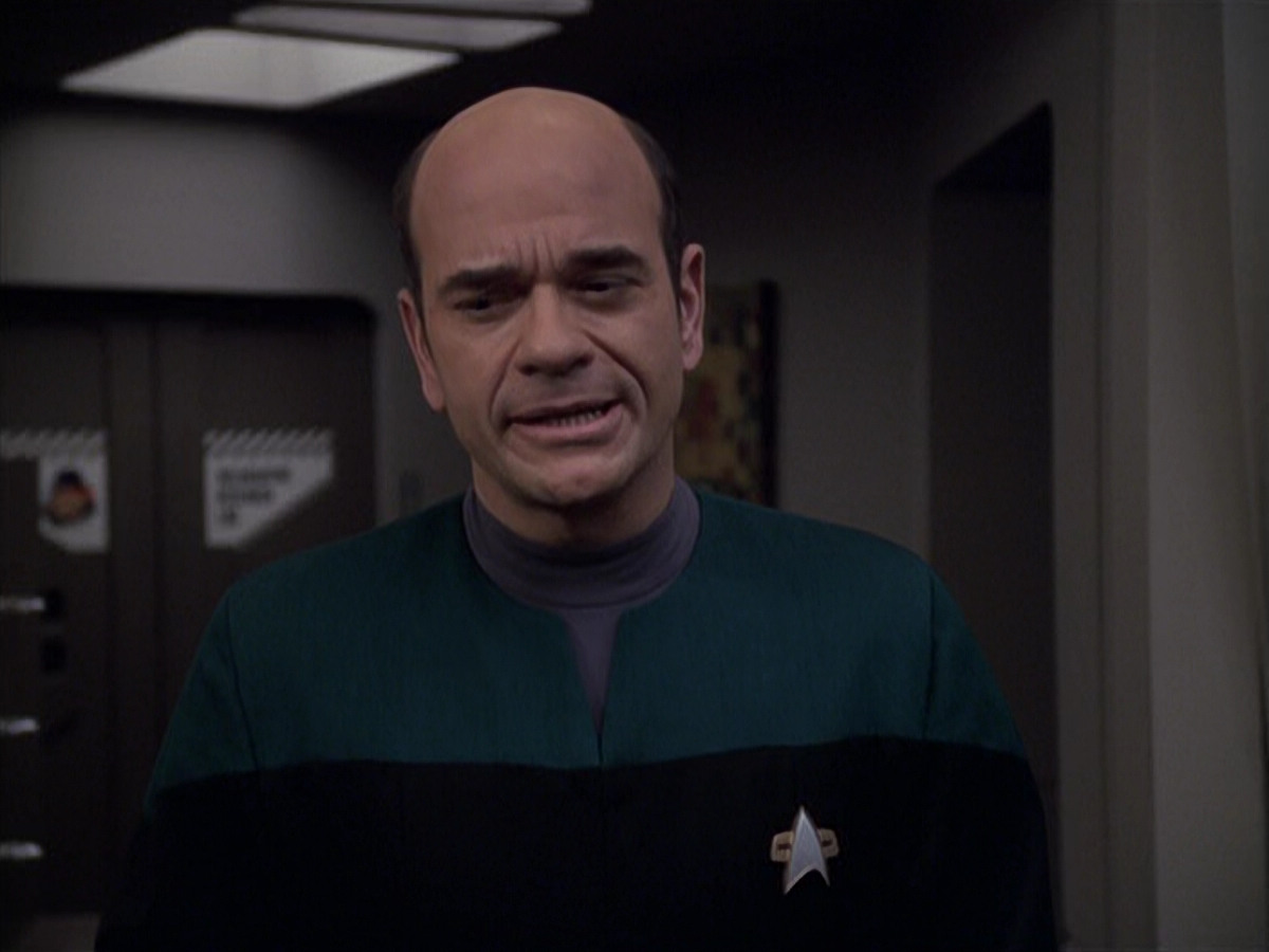 extant_StarTrek_VOY_6x24-LifeLine_03463.jpg