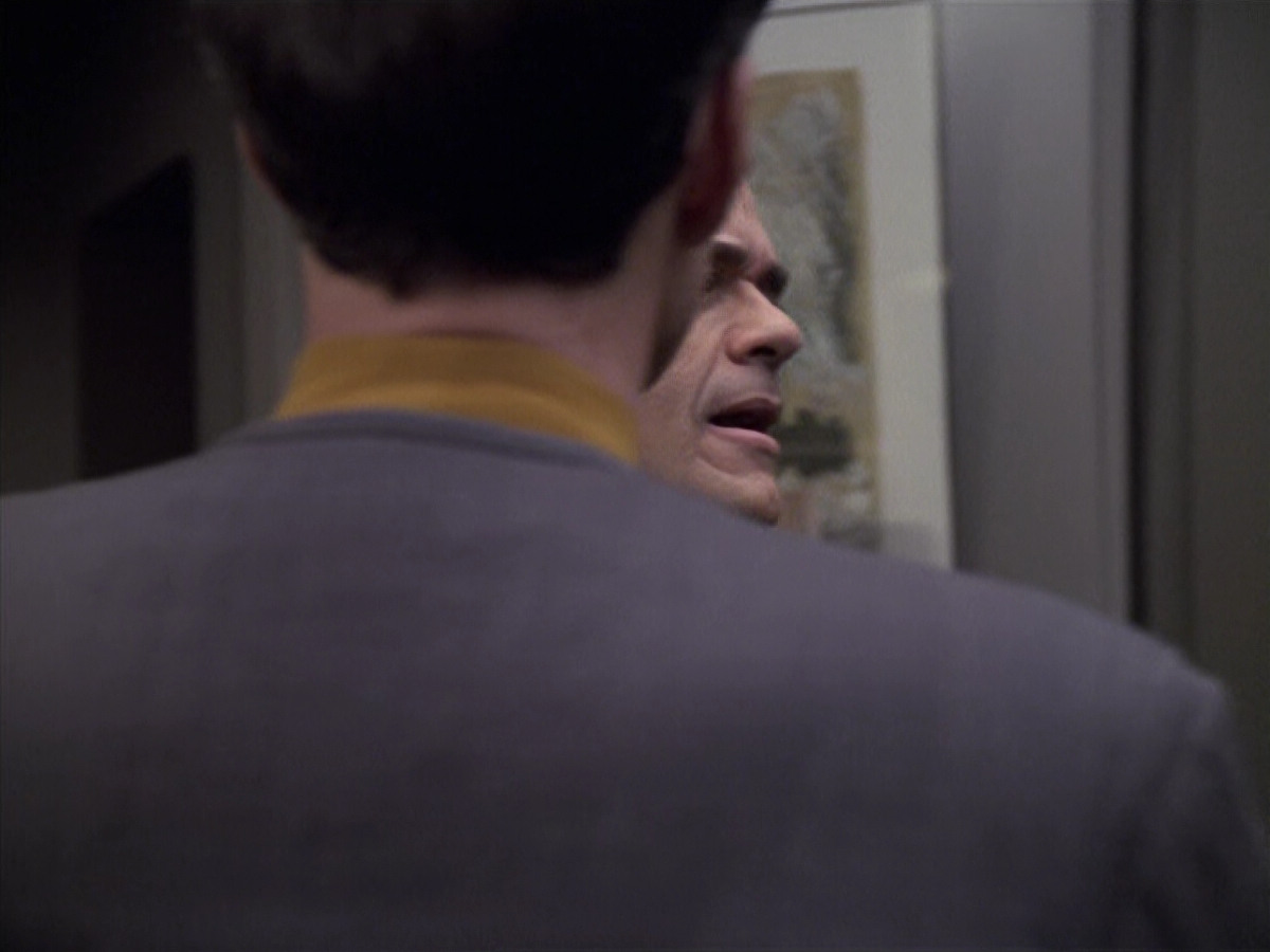 extant_StarTrek_VOY_6x24-LifeLine_03470.jpg