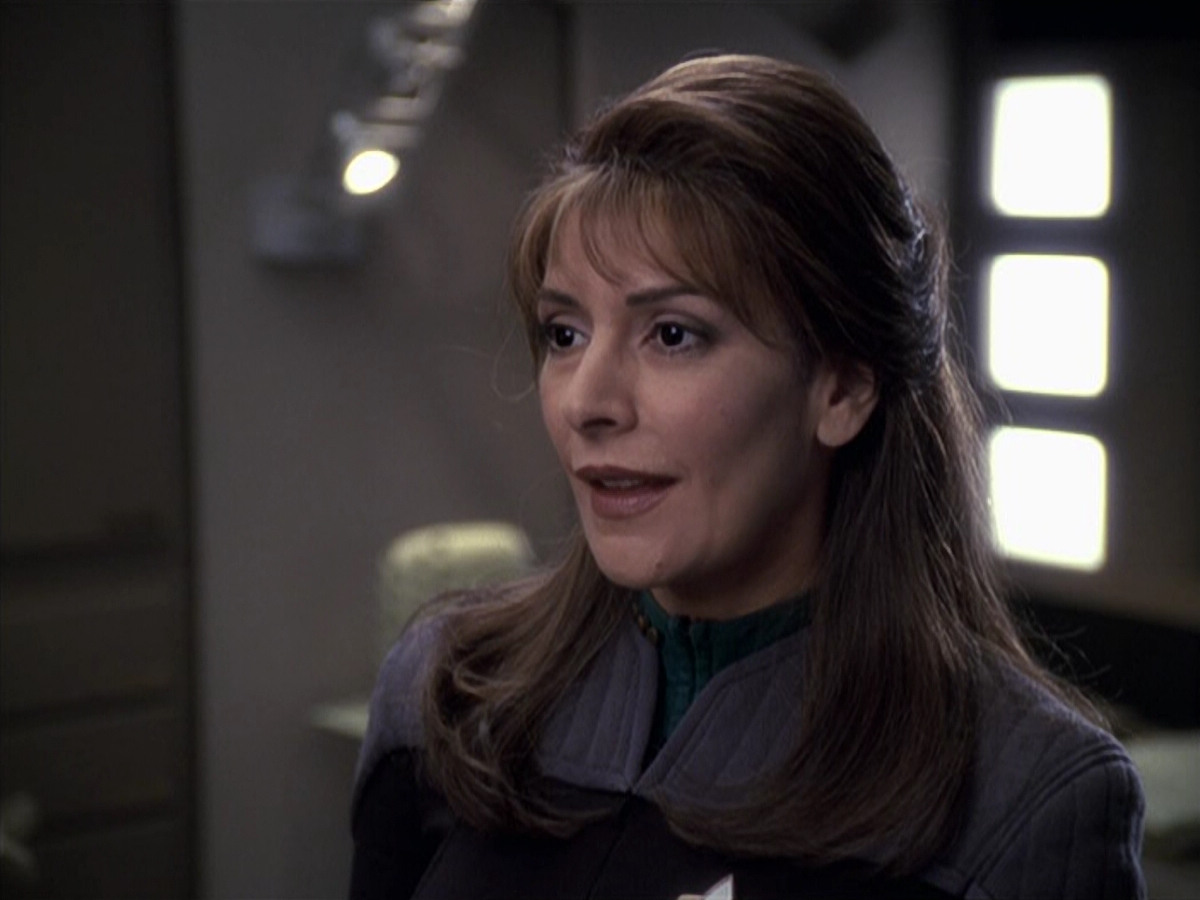 extant_StarTrek_VOY_6x24-LifeLine_03490.jpg