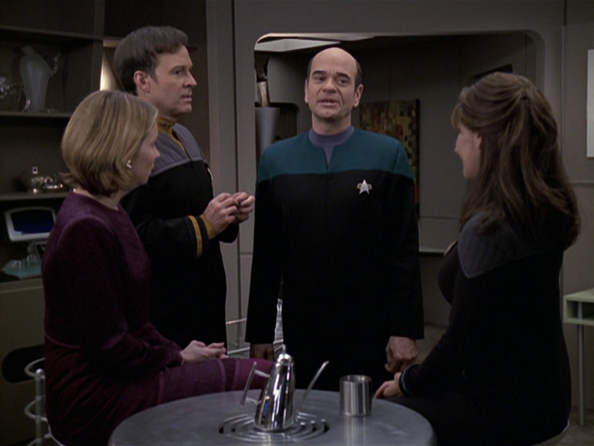 extant_StarTrek_VOY_6x24-LifeLine_03505.jpg