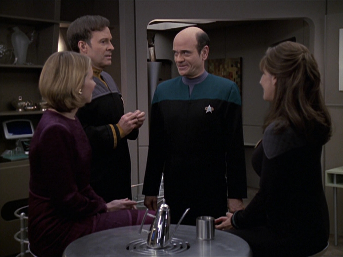 extant_StarTrek_VOY_6x24-LifeLine_03506.jpg